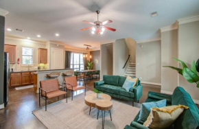 Chic & Central 3-BD Townhouse Mins to DT